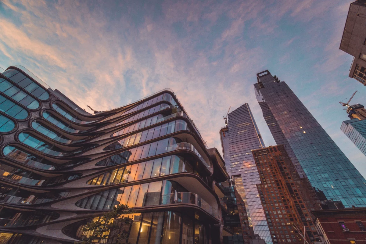 Domek na działce ROD: 7 błędów przy wyborze i formalnościach—zgodność z regulaminem, zasilanie, fundamenty, podłączenia oraz koszty.