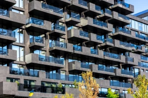 Miniogród na balkonie: 10 łatwych w uprawie roślin, porady dotyczące donic, podlewania i aranżacji, aby stworzyć zielone miejsce relaksu